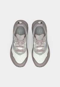 Trailrunning-Schuhe in Hellgrau und Mauve mit einem Mesh-Obermaterial, gepolstertem Kragen, Gummisohle und reflektierenden Akzenten für bessere Sichtbarkeit.