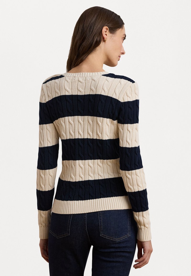 Strickpullover mit marineblauen und cremefarbenen horizontalen Streifen, einem Strukturmuster mit Kabelstrick und gerippten Bündchen und Saum.