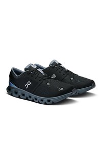 Czarne buty sportowe z oddychającą siateczką, szare akcenty oraz wyściełana podeszwa z segmentowanymi poduszeczkami dla lepszej elastyczności.