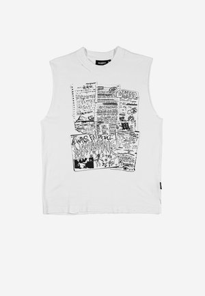 Fehér ujjatlan póló fekete kézzel írt jegyzetekkel és firkákkal, amelyek kollázsszerű elrendezésben díszítik az elejét.