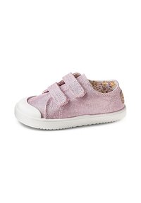 Deportivas de tela rosa para niña con suela y puntera de goma blanca, que cuentan con dos correas de velcro ajustables y un forro interior floral.