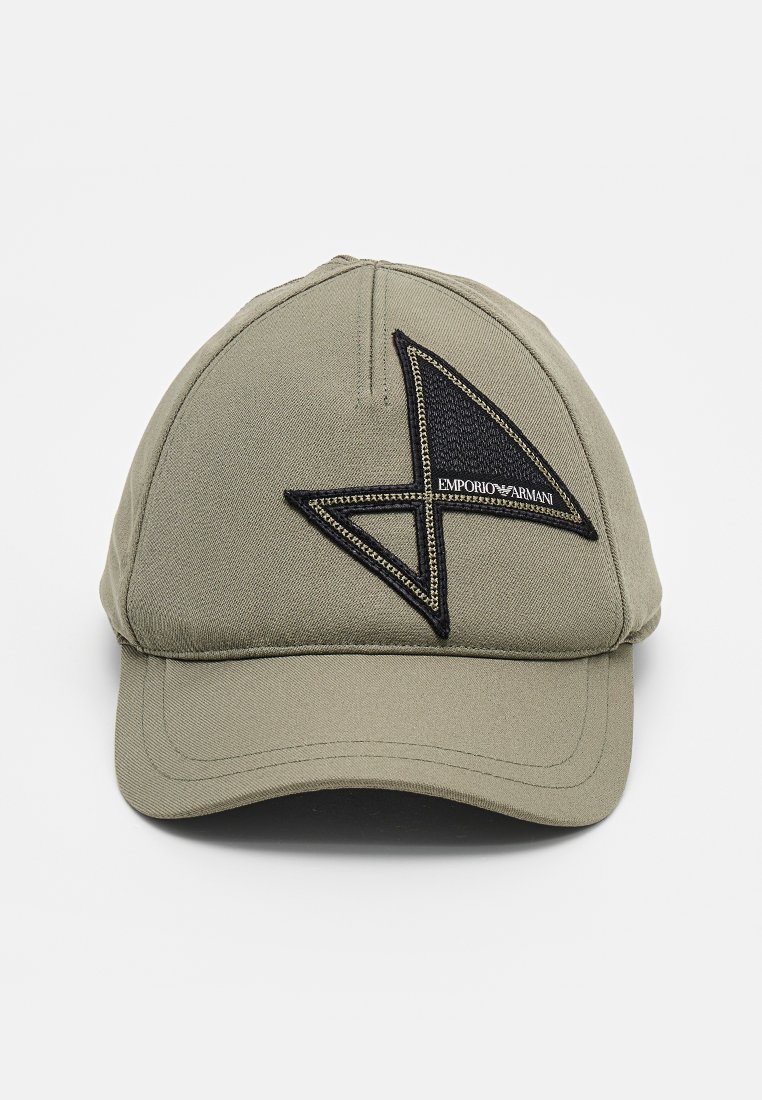 Gorra verde oliva con visera curvada. Presenta un diseño bordado en negro y el logo "Emporio Armani" cosido en la parte frontal. Textura de tela suave.