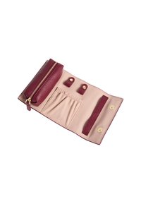 Portafoglio in pelle bordeaux con una tasca con zip, molteplici slot per carte e tasche elastiche, foderato in tessuto beige chiaro. Accenti in hardware dorato.
