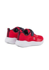 Zapatillas deportivas rojas con material de malla y sintético, que cuentan con una correa de velcro, suela blanca y acentos en azul marino. Diseño ligero y flexible.
