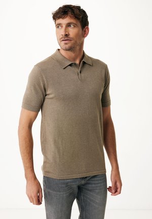 Polo de manga corta en un tejido de punto color marrón claro, con un cuello clásico, tapeta de dos botones y un sutil detalle de textura.