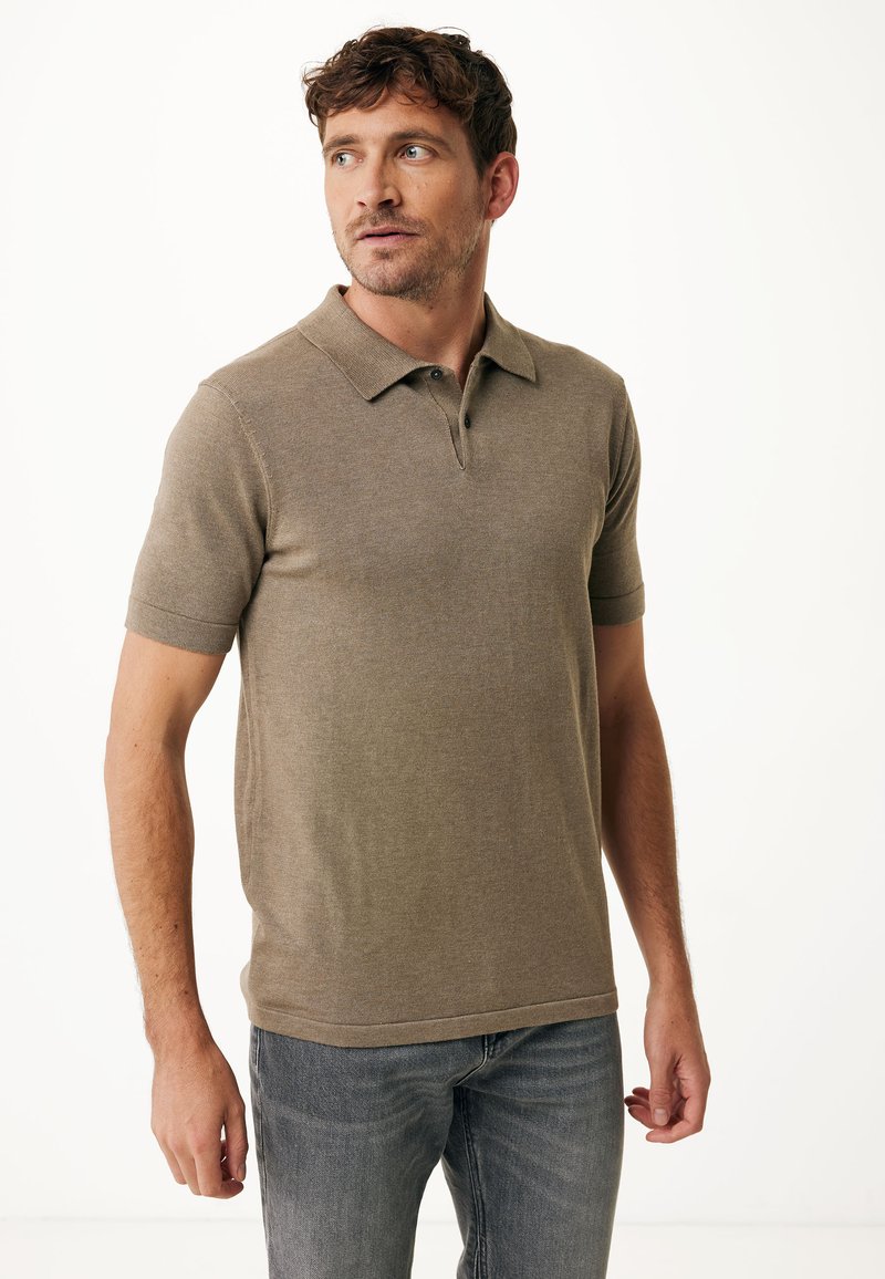 Kortärmad polo i en ljusbrun stickad tyg, med en klassisk krage, tvåknapps knäppning och subtila texturdetaile.