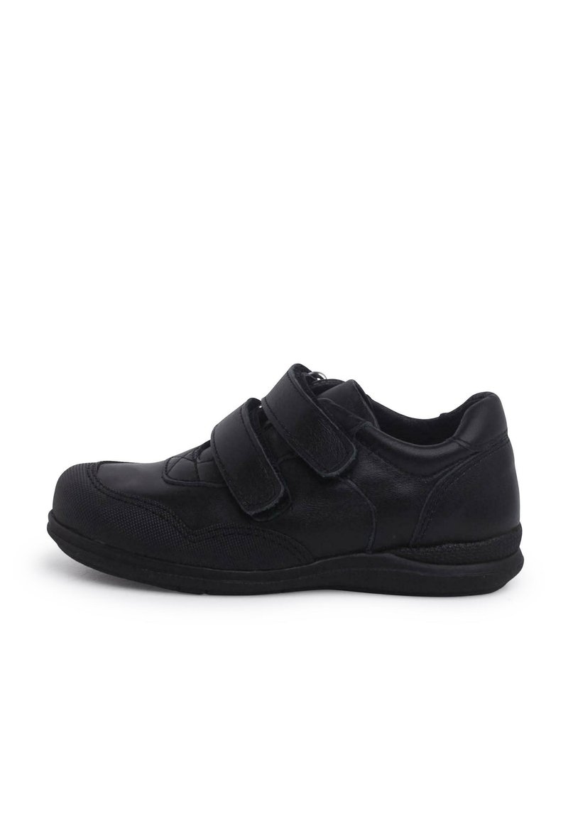 Scarpa sportiva nera con cinturini in velcro, pelle liscia e tessuto strutturato, punta arrotondata, suola bassa e dettagli di cucitura minimali.