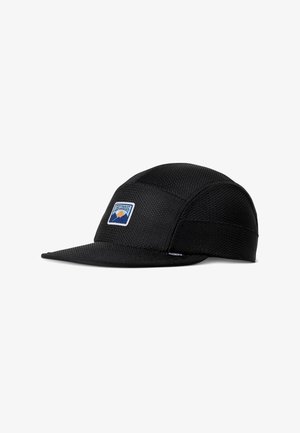 Gorra negra con un diseño estructurado, que presenta una tela texturada, visera curva y un parche con un logo de montaña colorido en la parte delantera.