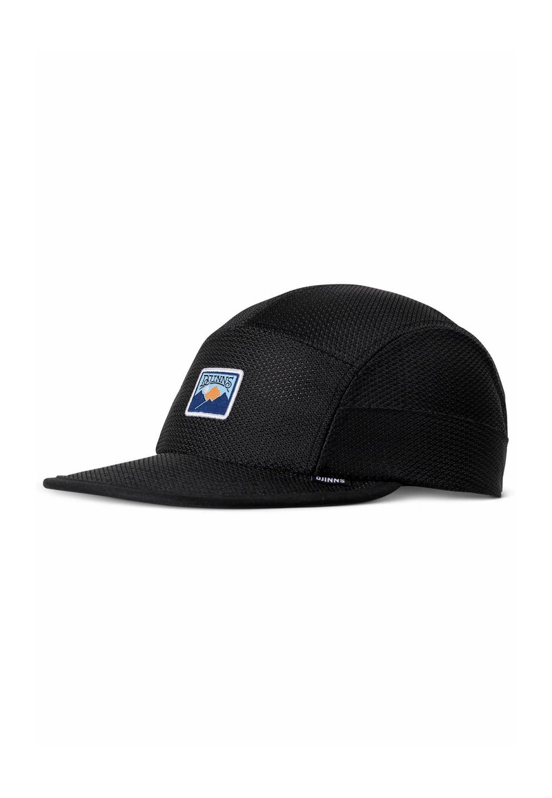 Svarte cap med strukturert design, med teksturert stoff, buet skygge og en fargerik fjell-logo på forsiden.