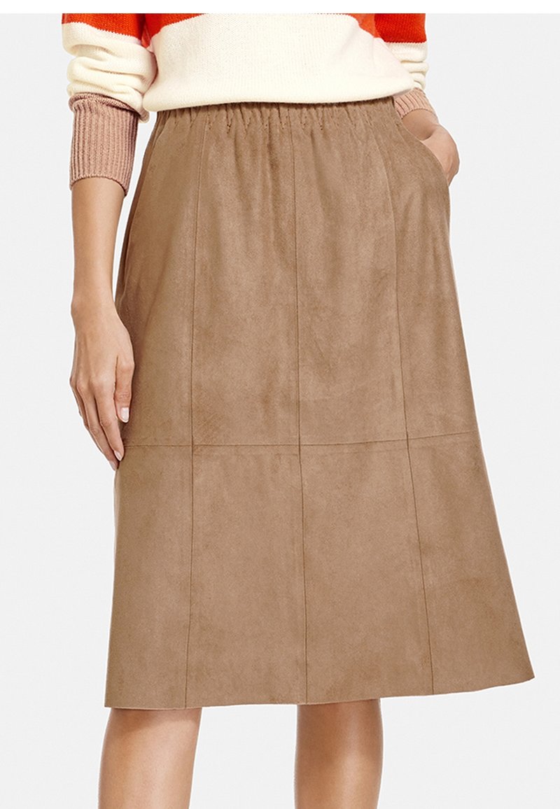 Ruskea nubuk midi-hame, jossa on joustava vyötärö, sivutaskut ja sileä rakenne, sekä pystysuorat ompelutiedot.