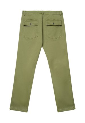 Pantaloni a gamba dritta verde oliva con due tasche posteriore con patta chiuse da bottoni, mostrati su sfondo bianco.