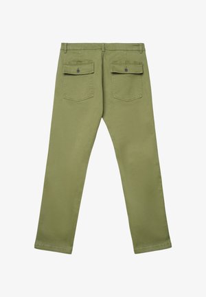 Pantaloni a gamba dritta verde oliva con due tasche posteriore con patta chiuse da bottoni, mostrati su sfondo bianco.