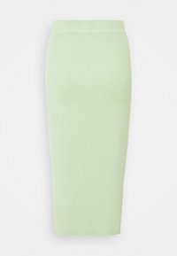 Ribbade midikjol i ljusgrön med en åtsittande silhuett och elastisk midja, som visar en slät yta.