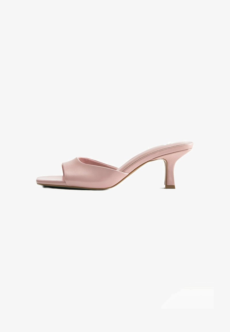 Mule en cuir rose à bout ouvert avec un talon moyen bas et fin et une semelle intérieure légèrement rembourrée.