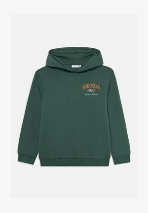 Zelená mikina s kapucňou na šnúrku, s potlačou "BROOKLYN 1986" v oranžovej farbe, vyrobená z mäkkého materiálu a s rebrovanými manžetami a spodným lemom.