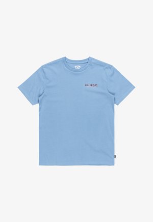 Lyseblå kortærmet T-shirt lavet af blød bomuld, med et lille broderet logo i rød og sort på venstre brystområde.