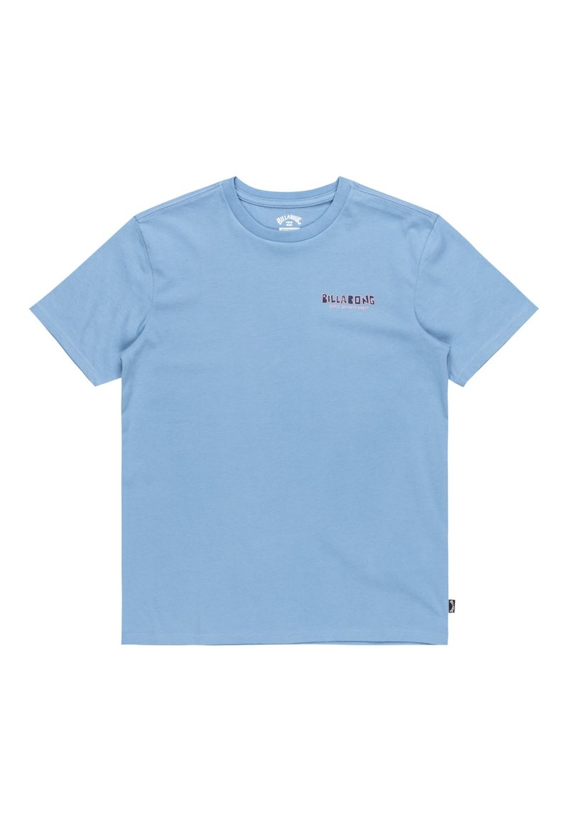Ljusblå t-shirt med kort ärm i mjuk bomull, med en liten broderad logotyp i röd och svart på vänster bröstområde.