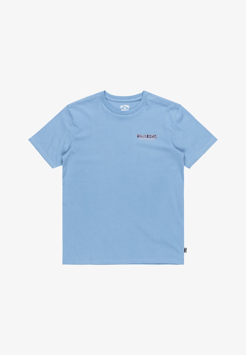 Lyseblå kortærmet T-shirt lavet af blød bomuld, med et lille broderet logo i rød og sort på venstre brystområde.