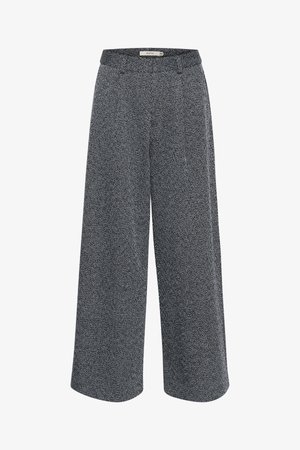 Wijdvallende broek in een zwart-wit houndstoothpatroon, met een zachte tailleband en een getextureerde stof voor extra diepte.