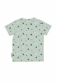 Ljusblå bomull T-shirt med korta ärmar som har ett mönster av bin, fjärilar och moln i olika färger. Standard passform.