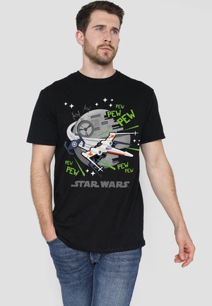 Schwarzes Baumwoll-T-Shirt mit einem bunten Star Wars Grafik von einem Raumschiff, versehen mit dem Text "PEW PEW" und Sternmotiven. Klassischer Rundhalsausschnitt.
