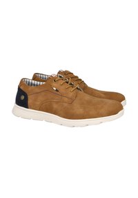 Zapatos de ante marrón con suelas de goma más claras. Las características incluyen parte superior color tostado, acentos azules y forro a cuadros. Diseño con cordones, puntera redondeada.