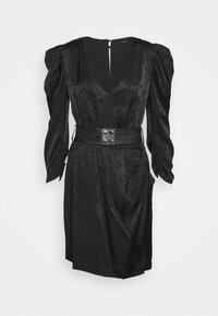 Černé saténové šaty s jemnými puntíky, véčkovým výstřihem, nadýchanými dlouhými rukávy a širokým tkaným páskem s kovovými patentkami.