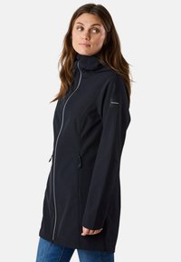 Czarna kurtka softshell z wysokim kołnierzem, zamkiem błyskawicznym z przodu i kieszeniami bocznymi. Posiada elegancki design i gładką teksturę, odpowiednia na różne warunki atmosferyczne.