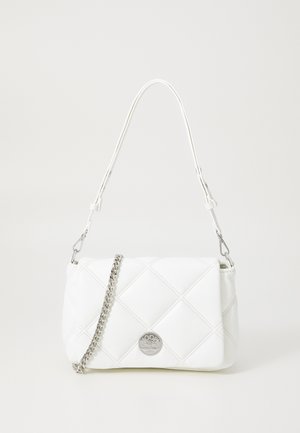 Witte gewatteerde handtas gemaakt van synthetisch materiaal. Heeft een zilveren ketting en logo-accent, met een gebogen handvat en rechthoekige vorm.