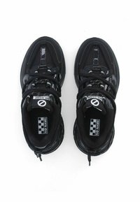 Czarne buty sportowe z siateczkową cholewką, syntetycznymi akcentami i wyściełaną podeszwą. Sznurówki i logotyp są również w czerni i bieli.