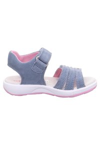 Sandalo blu scamosciato con accenti rosa, caratterizzato da una fascia in velcro, multiple fasce anteriori e una suola bianca con fondo in gomma rosa.