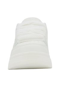 Sneaker bianco con tomaia sintetica testurizzata, lacci piatti e punta liscia e arrotondata. Design minimalista con un dettaglio logo discreto.