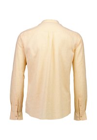Camicia a maniche lunghe di un giallo chiaro, realizzata in tessuto testurizzato. Presenta un colletto standard, due polsini con bottone e un orlo dritto sul retro.