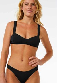 Schwarzes Bikini-Set mit einem strukturierten, gepolsterten Oberteil mit breiten Trägern und tief sitzenden Bottoms. Glatter Stoff mit minimalen Details.