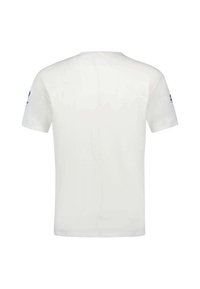 T-shirt blanc à manches courtes en tissu doux. Il présente un col rond et un logo bleu sur la manche gauche. Design simple et épuré.