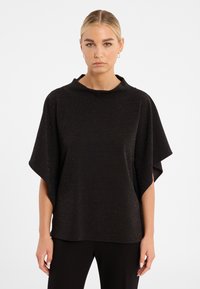 Schwarzes Oberteil mit einem lockeren, weit geschnittenen Design, das über einen hohen Kragen und kurze Ärmel verfügt. Das Material hat eine dezente schimmernde Textur.