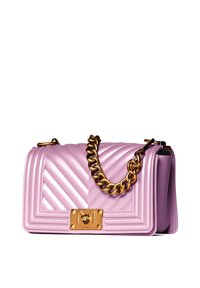 Roze geborduurde handtas met diagonale strepen, gouden kettingriem en een decoratieve sluiting met een uitsnede ontwerp. Gemaakt van nepleder.