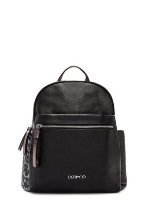 Schwarzer Leder-Rucksack mit runder Oberseite, vorderem Reißverschlusstaschen und strukturiertem Seitenpaneel mit Leopardenmuster. Markenlogo auf der Vorderseite.