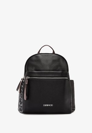 Mochila de cuero negro con parte superior redondeada, bolsillo frontal con cremallera y panel lateral texturizado con un patrón de estampado de leopardo. Logotipo de la marca en la parte frontal.