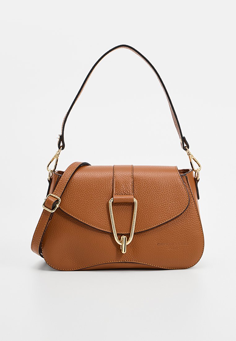 Sac en cuir marron texturé avec un fermoir à boucle dorée et une bandoulière réglable sur un fond clair uni.