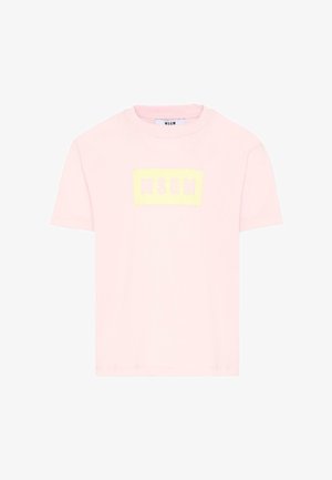 T-shirt rose clair à manches courtes avec un logo rectangulaire jaune affichant "MSGM" centré sur la poitrine.