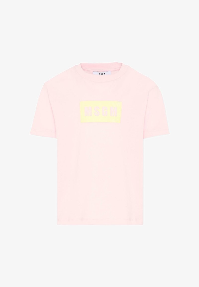 T-shirt rose clair à manches courtes avec un logo rectangulaire jaune affichant "MSGM" centré sur la poitrine.