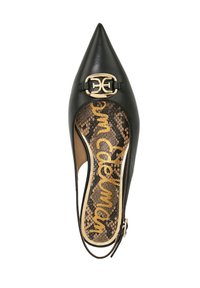 Chaussure slingback en cuir noir à bout pointu avec des détails en métal doré. L'intérieur présente un motif serpent et une inscription dorée contrastante.