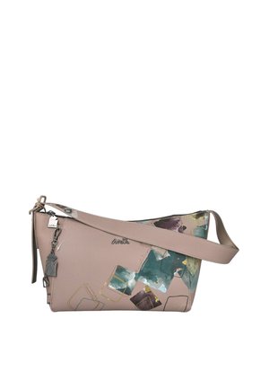 Bolso de hombro rosa claro con patrones abstractos de cuadrados azules y morados y un charm metálico colgando cerca de la cremallera.