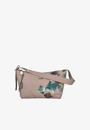 Bolso de hombro rosa claro con patrones abstractos de cuadrados azules y morados y un charm metálico colgando cerca de la cremallera.