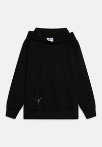 Felpa nera con colletto a imbuto, doppie tasche laterali e un piccolo logo bianco vicino all'orlo. Realizzata in morbido tessuto testurizzato.