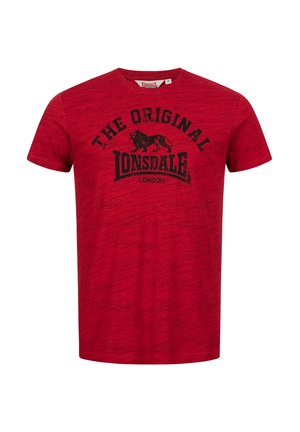 Rotes Baumwoll-T-Shirt mit Rundhalsausschnitt, kurzen Ärmeln und einer strukturierten Oberfläche. Es hat einen schwarzen Grafikdruck mit der Aufschrift "THE ORIGINAL LONSDALE LONDON."