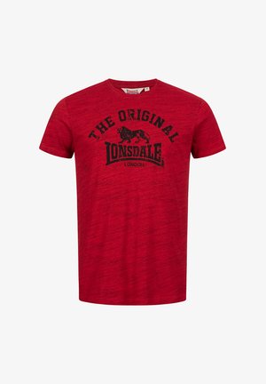 Raudona medvilninė marškinė su apvaliu kaklu, trumpomis rankovėmis ir tekstūruota apdaila. Ant jų yra juodas grafinis užrašas "THE ORIGINAL LONSDALE LONDON."