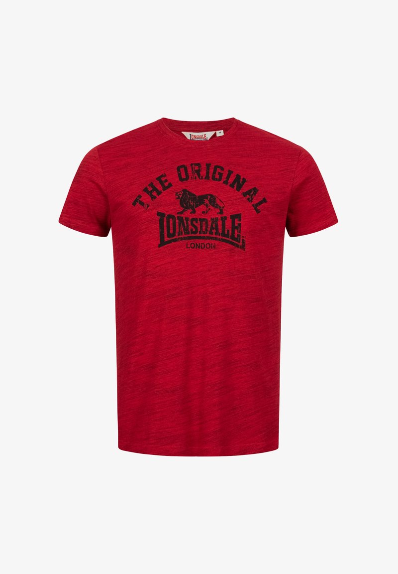 Camiseta de algodón roja con cuello redondo, mangas cortas y un acabado texturizado. Tiene una impresión gráfica negra que dice "THE ORIGINAL LONSDALE LONDON."
