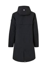 Veste noire imperméable avec capuche, dotée d'une ouverture dans le dos, de manches longues et d'un détail de logo sur la capuche. Texture de tissu lisse.